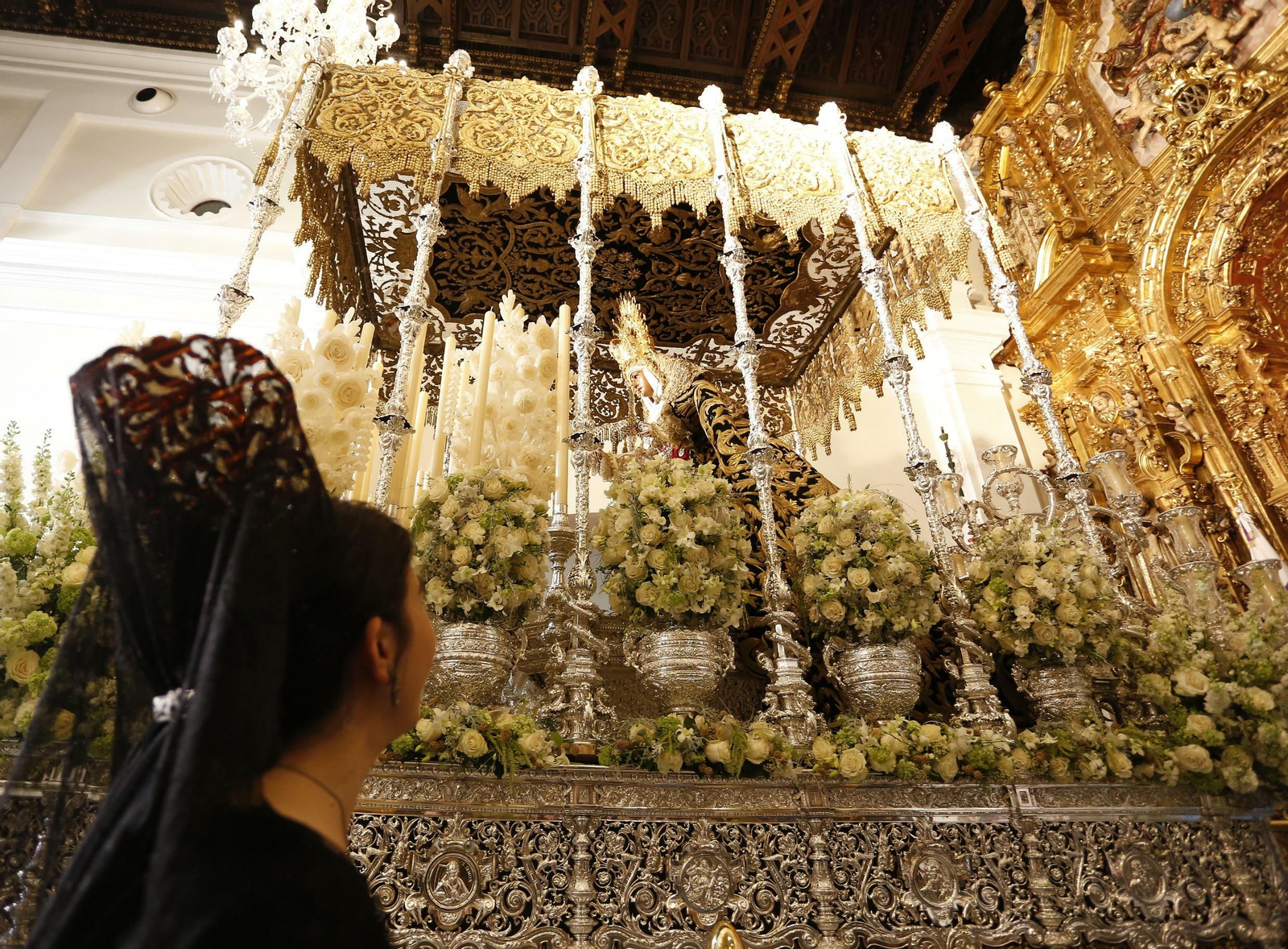 Colas en los templos a la espera de la Madrugá