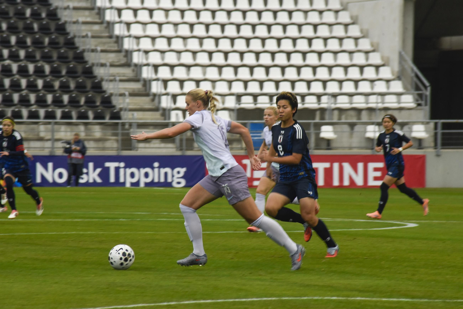 Las fotos del partido amistoso entre las selecciones femeninas de fútbol de Noruega y Japón en La Línea