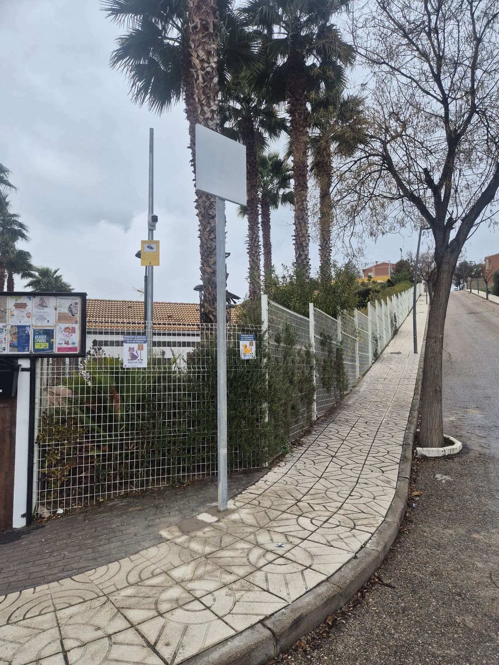 Señal instalada frente a la cámara de seguridad.