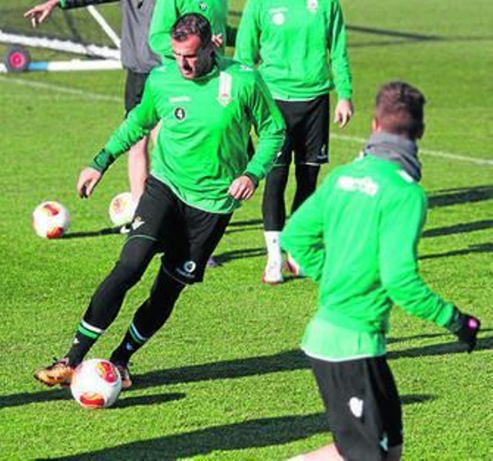 Amaya realiza ejercicios de conducción de balón en el entrenamiento.