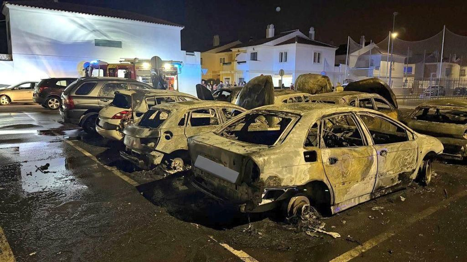 Los coches incendiados en Coria del Río este lunes.