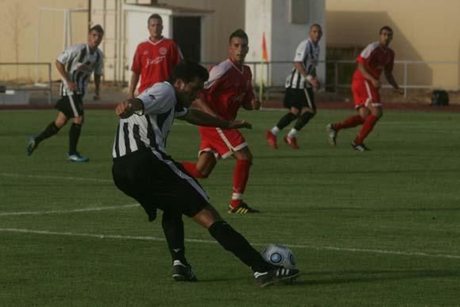 Balompédica y San Roque evidencian su falta de rodaje en la primera prueba de la pretemporada para ambos

Foto: J. M. Quinones