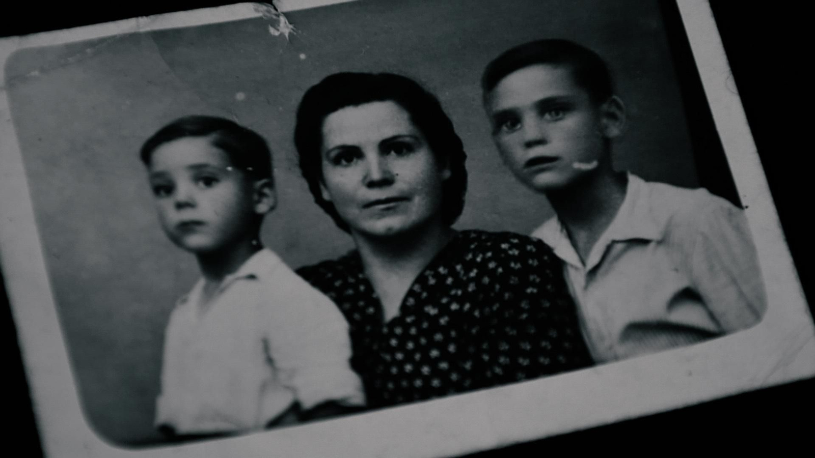 Ángeles Arenas Estudillo posa junto a sus dos hijos Ángel y Manolo.