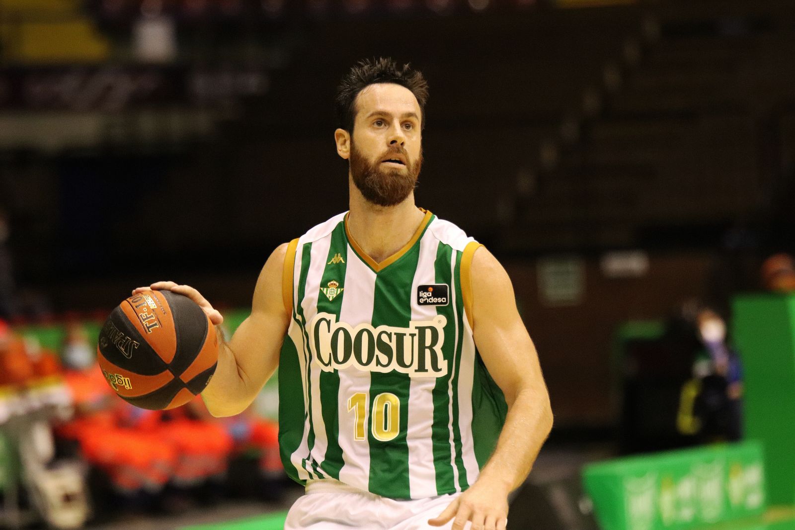 Pablo Almazán dirige el ataque de su equipo en un partido.