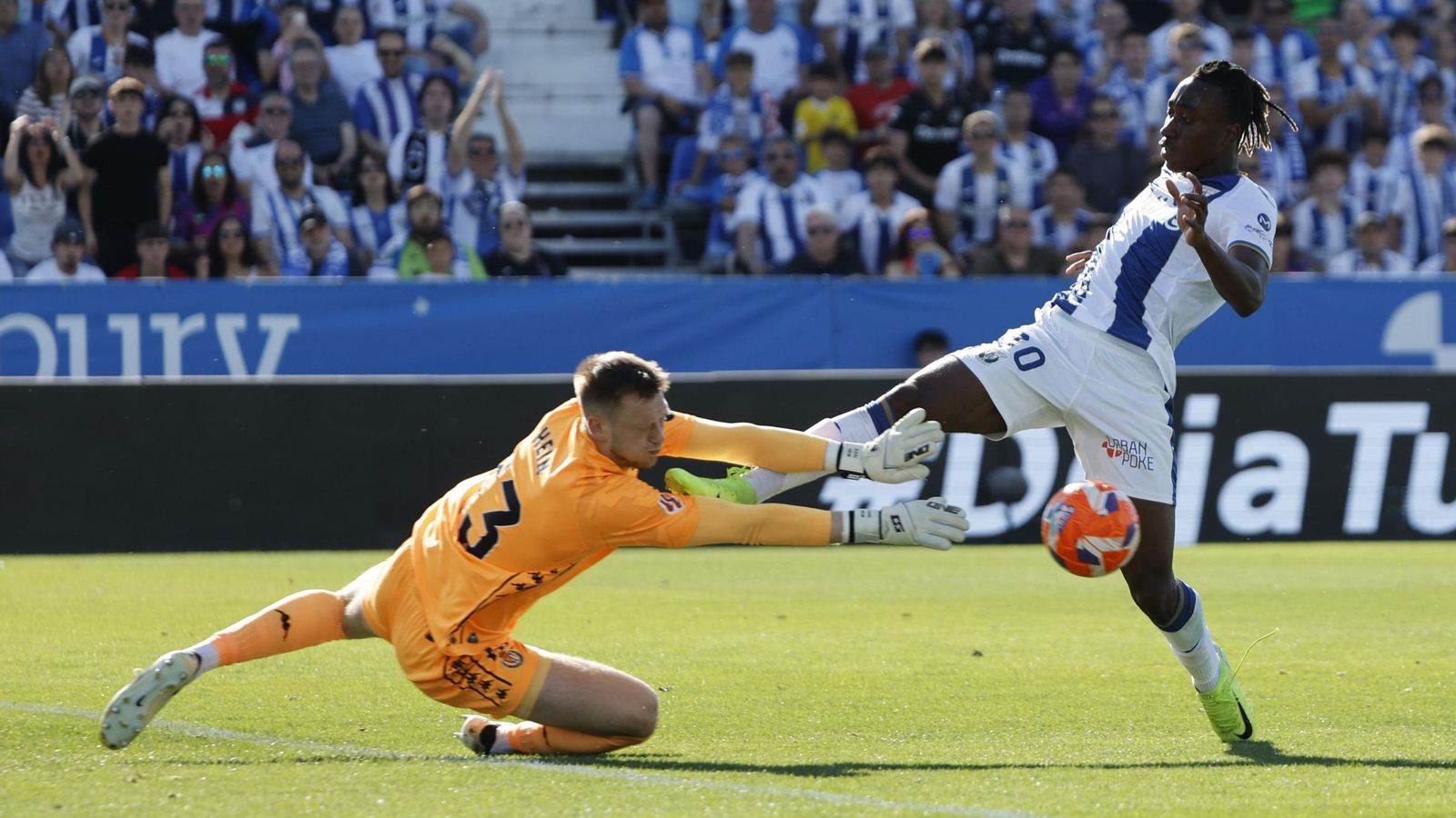 Yan Diomande intenta rematar a portería en un partido con el Leganés.