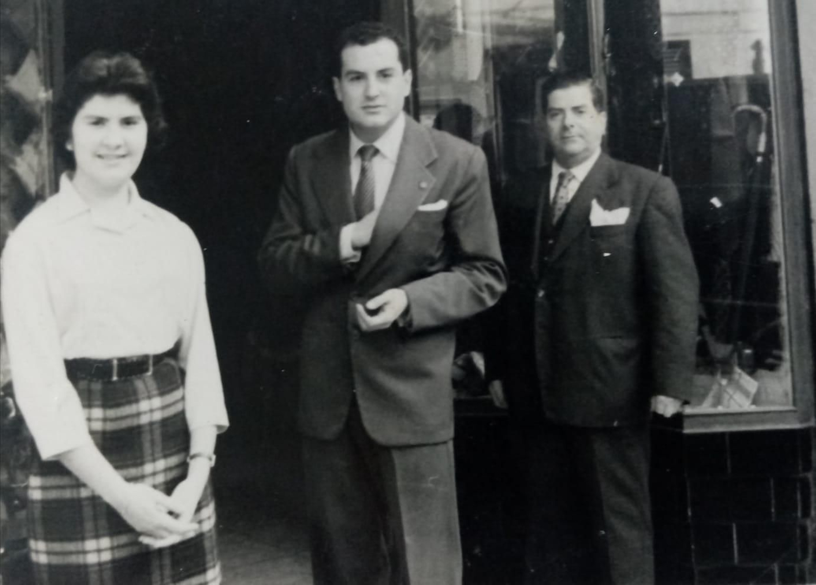 Francisco Tosso de la Flor con los dos hijos que le siguieron en el negocio, Charo en la calle Ancha y Juan Tosso en la plaza del Palillero.