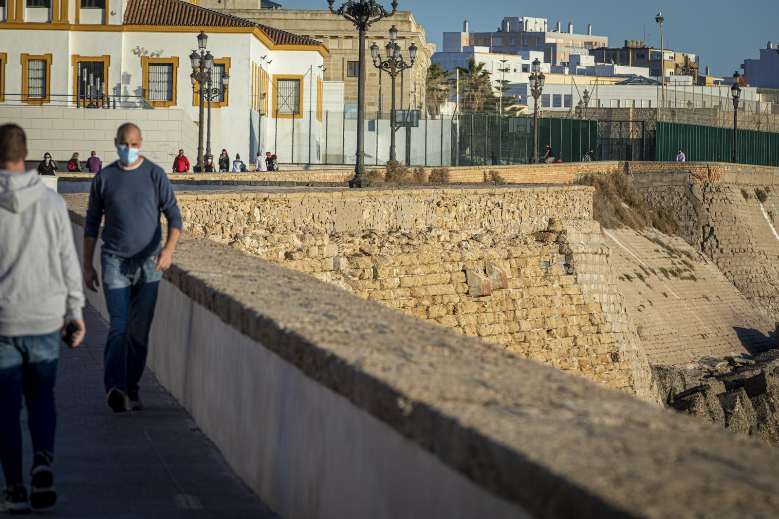 Imágenes del mal estado de la muralla del Campo del Sur