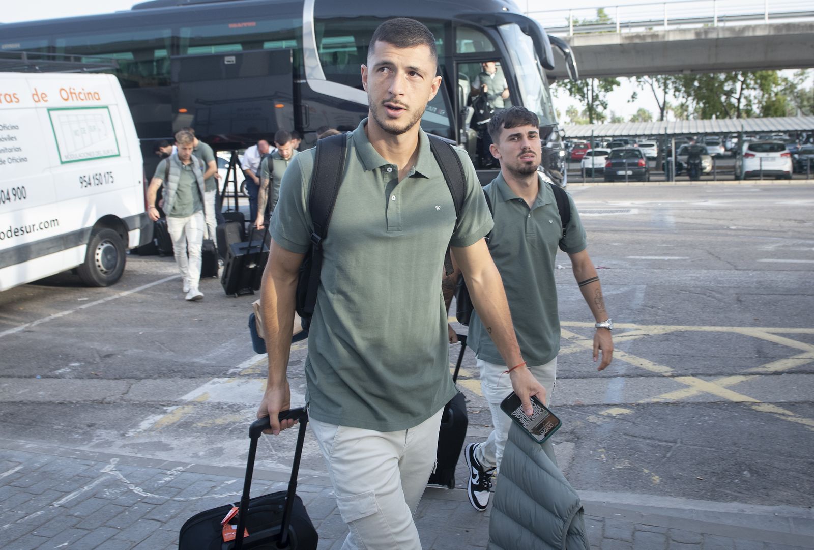 Imágenes del Real Betis en el aeropuerto de Sevilla rumbo a Roma