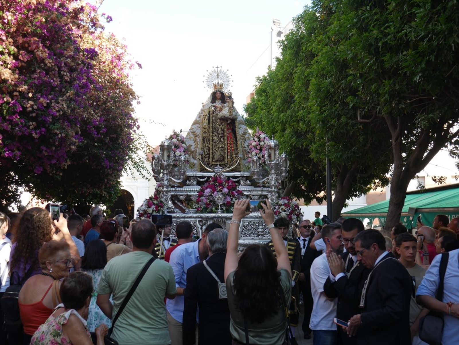 La procesión de la Virgen del Carmen, las imágenes a pie de calle