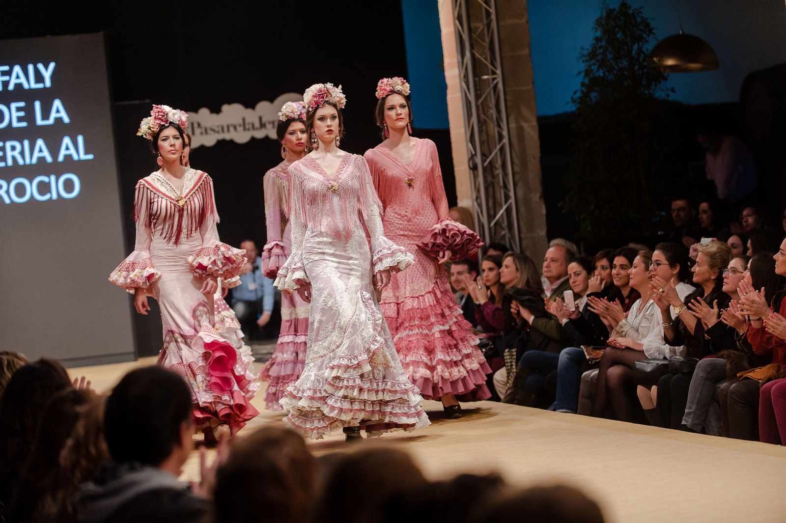 El desfile de Faly, de la Feria al Rocío, de Macarena Beato, en imágenes