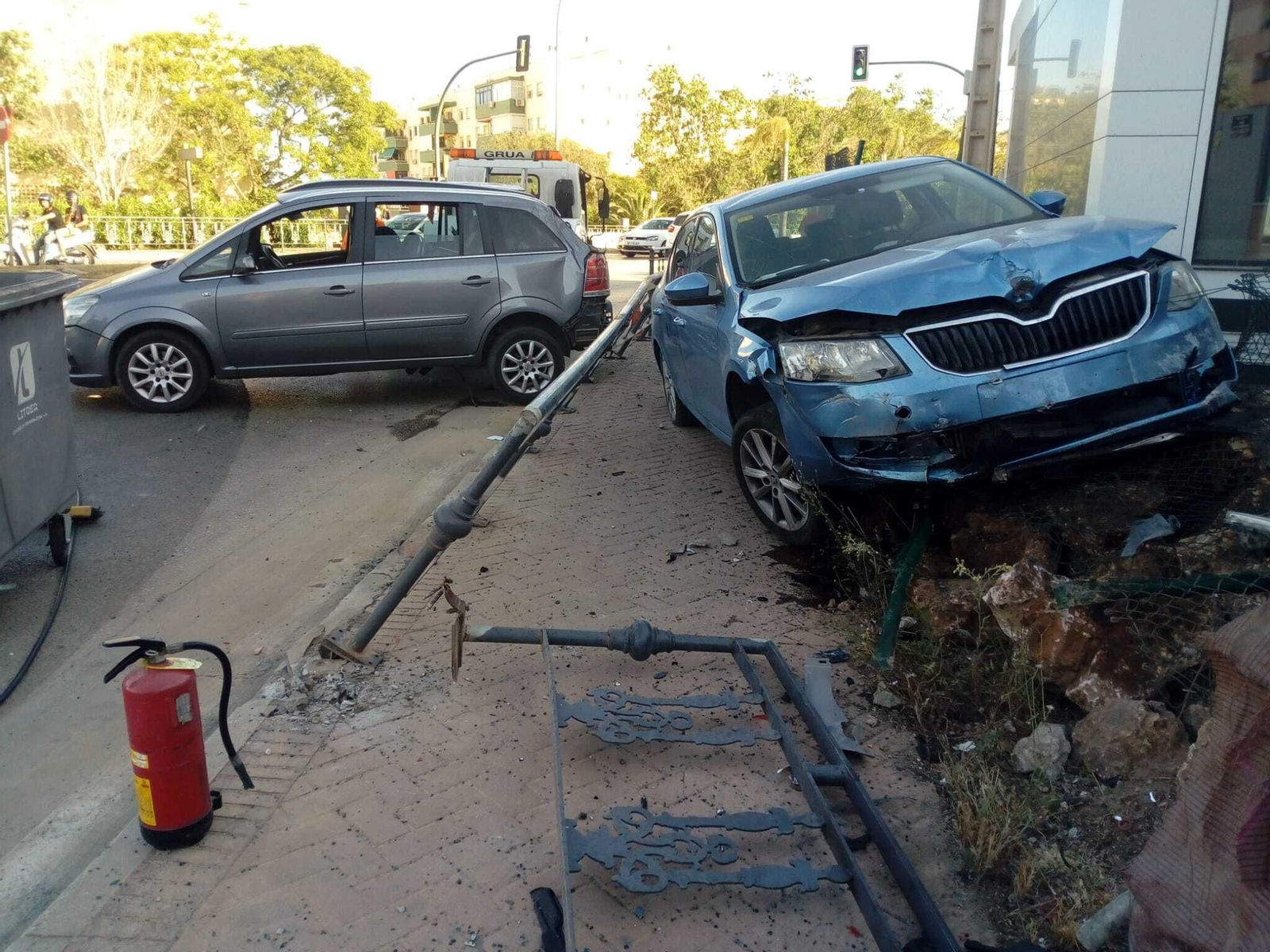 Los turismos colisionados en la avenida de La Libertad, en Torremolinos.