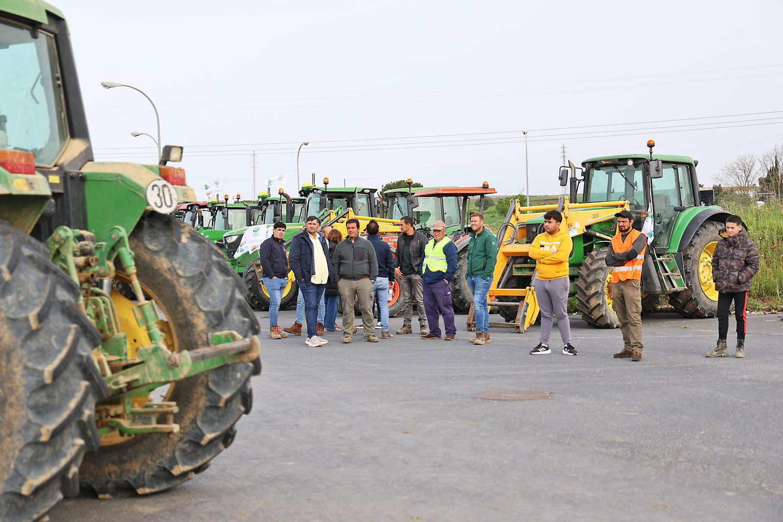 Imágenes de la multitudinaria tractorada de los agricultores en Huelva