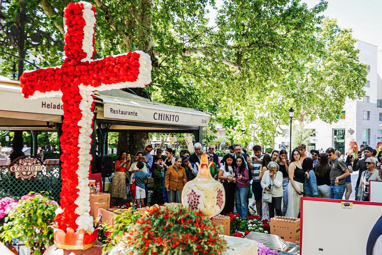Segundo día de cruces en Granada, en fotos