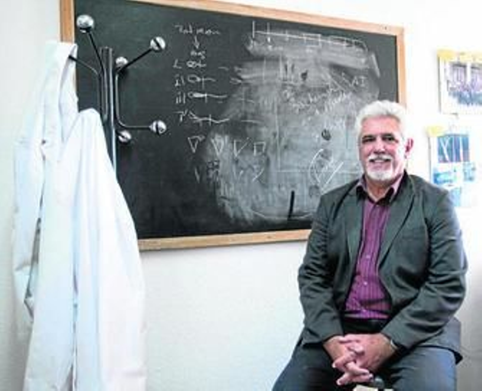 El catedrático Francisco Cánovas, en su despacho de la Facultad de Ciencias.