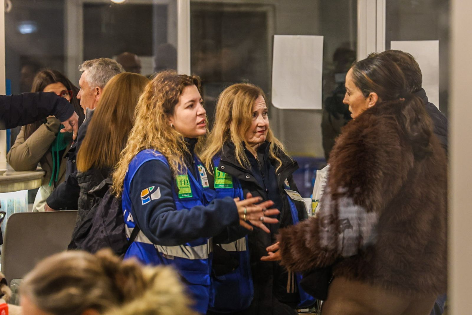 Imágenes en el Hogar del Pensionista de Adamuz en el que los familiares recibieron ayuda e información