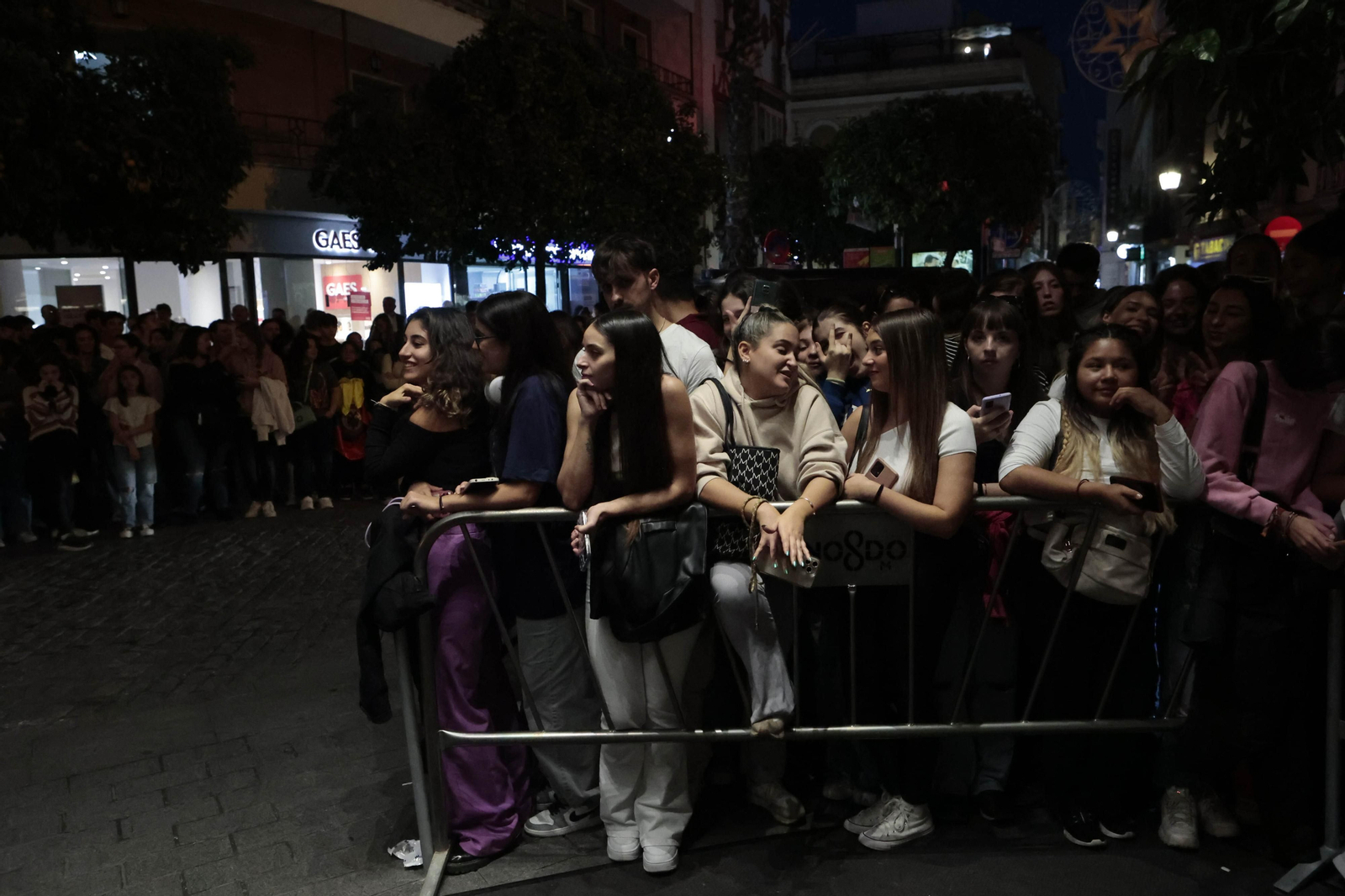 Grammys Latinos en Sevilla, la espera en la puerta de los hoteles