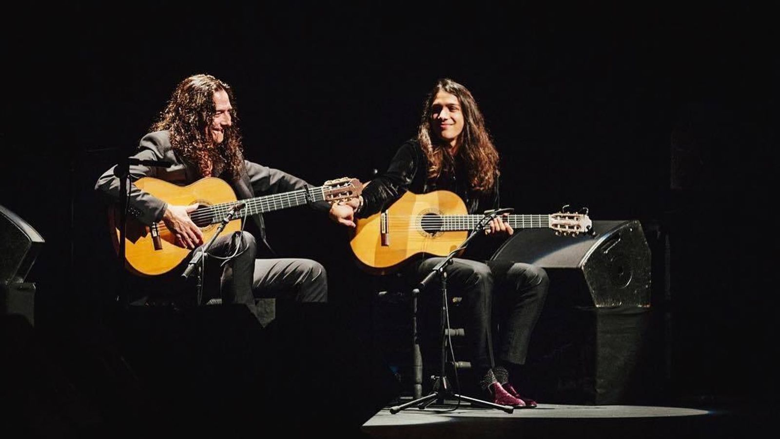 José del Tomate (derecha), junto a su padre en un escenario