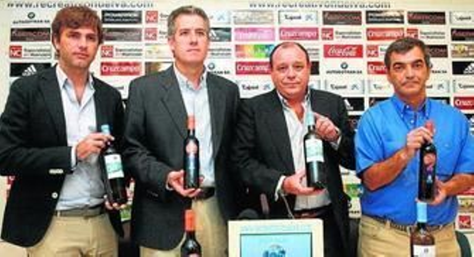 Juan Sánchez, Miguel Oliveros, Jesús Martín y Miguel Rebola, durante la presentación del vino. Juan Sánchez, Miguel Oliveros, Jesús Martín y Miguel Rebola, durante la presentación del vino.
