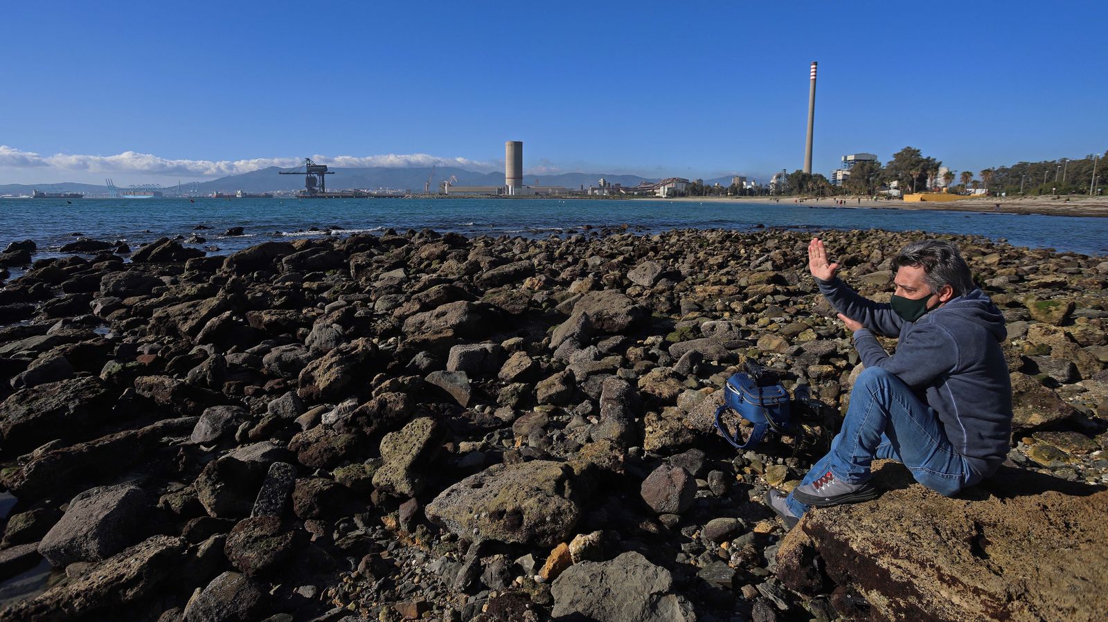 Demolición del silo de  Holcim en Palmones