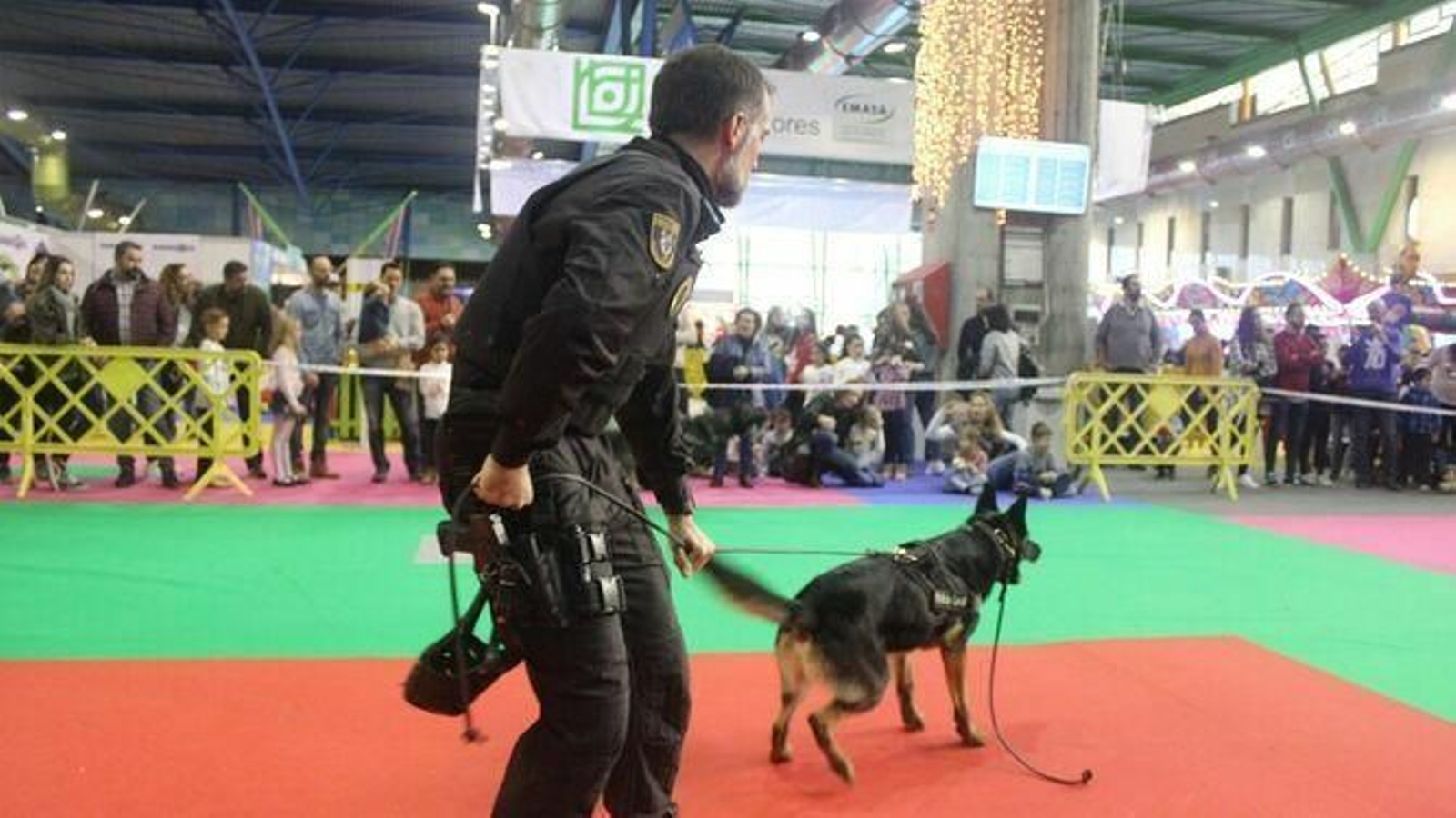 Exhibición de una unidad canina policial en el Mima.