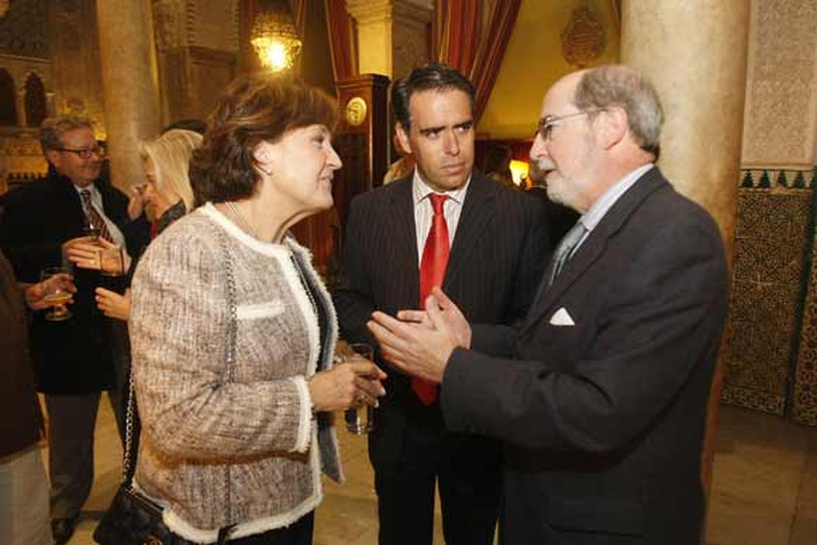 Carmen Caffarel dialoga con Ignacio Moreno, presidente del Ateneo de Cádiz, y Rafael Navas.

Foto: Jose Braza