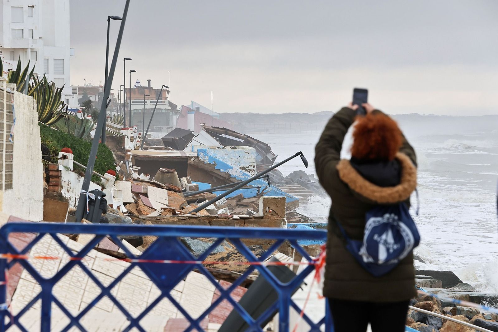 Una mujer fotografía este miércoles con su móvil los daños en Matalascañas