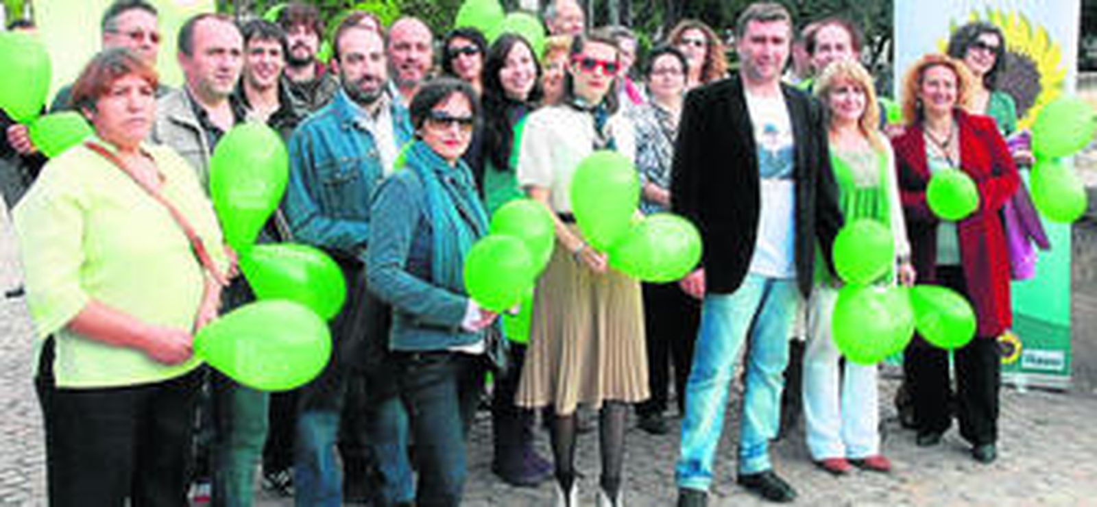 Los Verdes presentó ayer la candidatura ciudadana en el puente Romano del Genil.