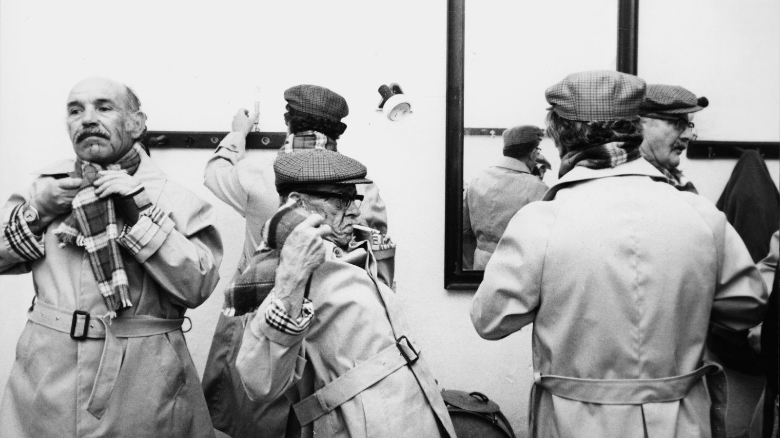 Miembros de la chirigota 'Los de la tercera edad de verdad' en los camerinos del Falla.