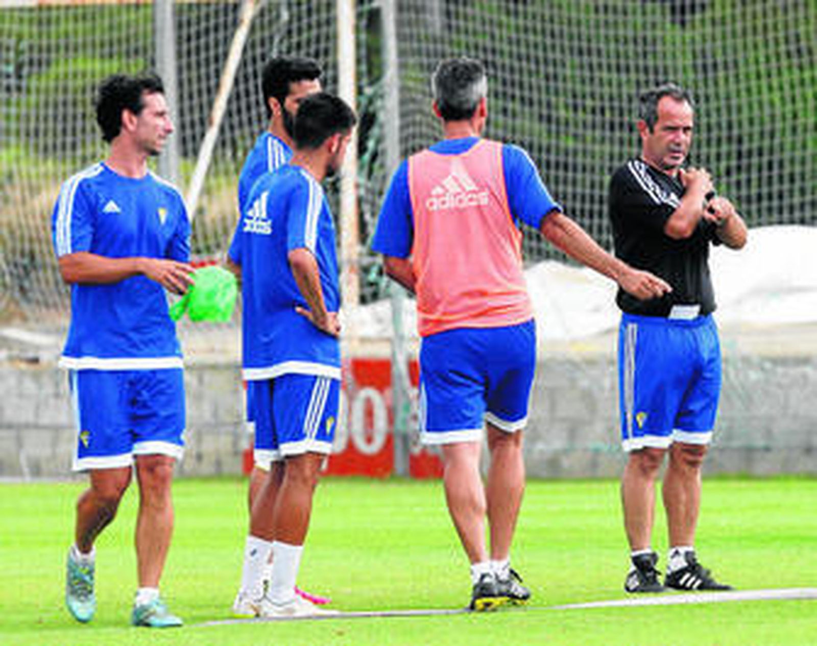 Álvaro Cervera, junto a un grupo de jugadores en una reciente sesión de entrenamiento.