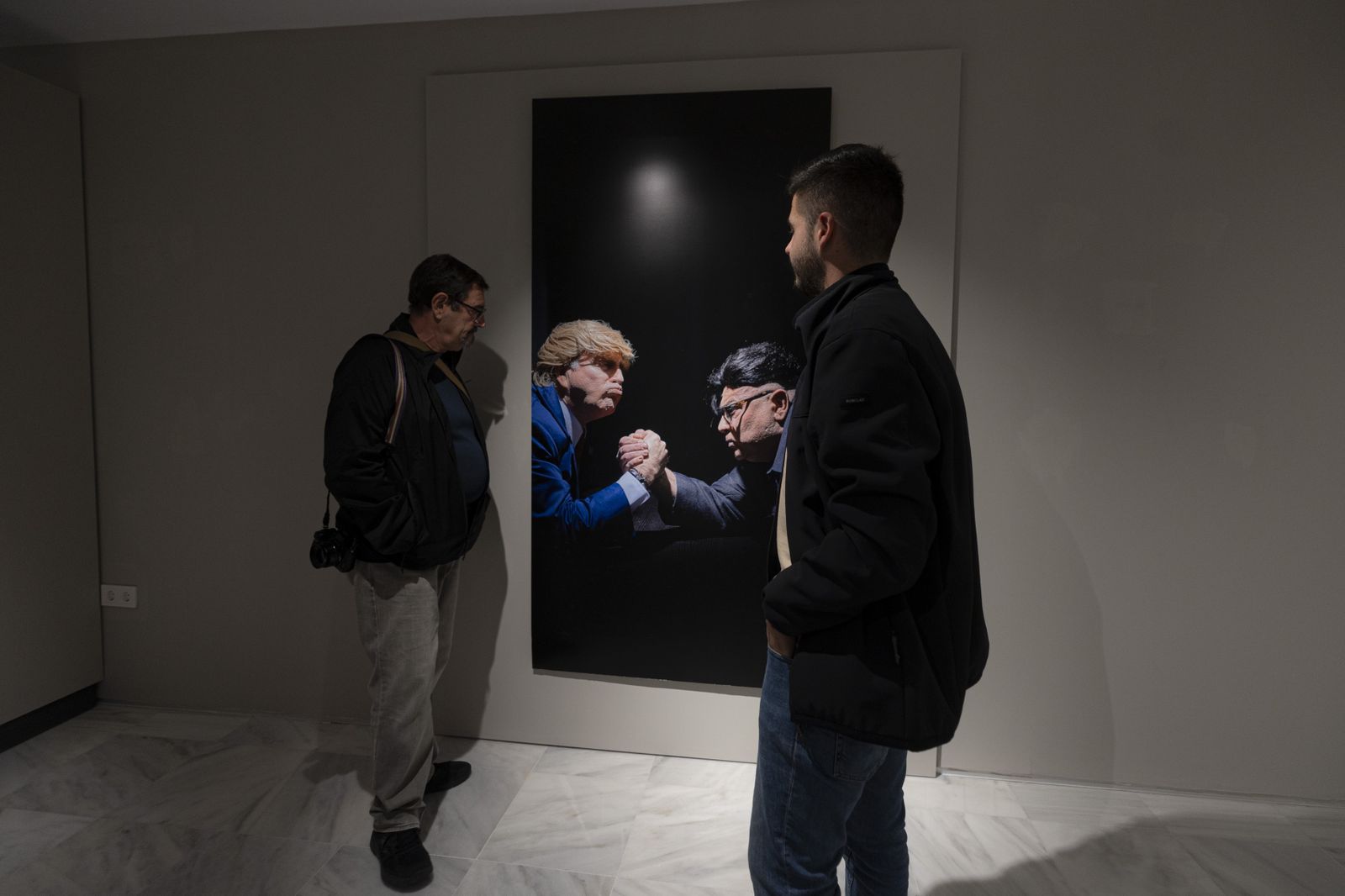 Inauguración de la exposición de Julio González "Carnaval de improviso. Retratos urgentes: la trastienda del COAC"  en la casa del carnaval.