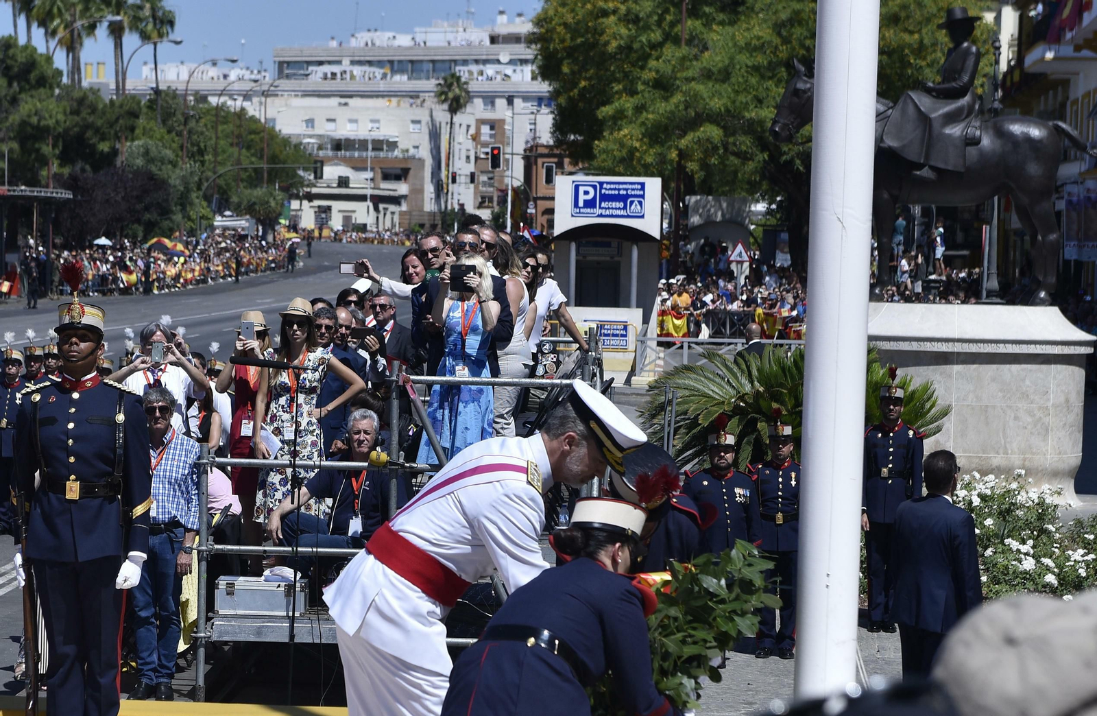 Las imágenes del desfile del Día de las Fuerzas Armadas en Sevilla