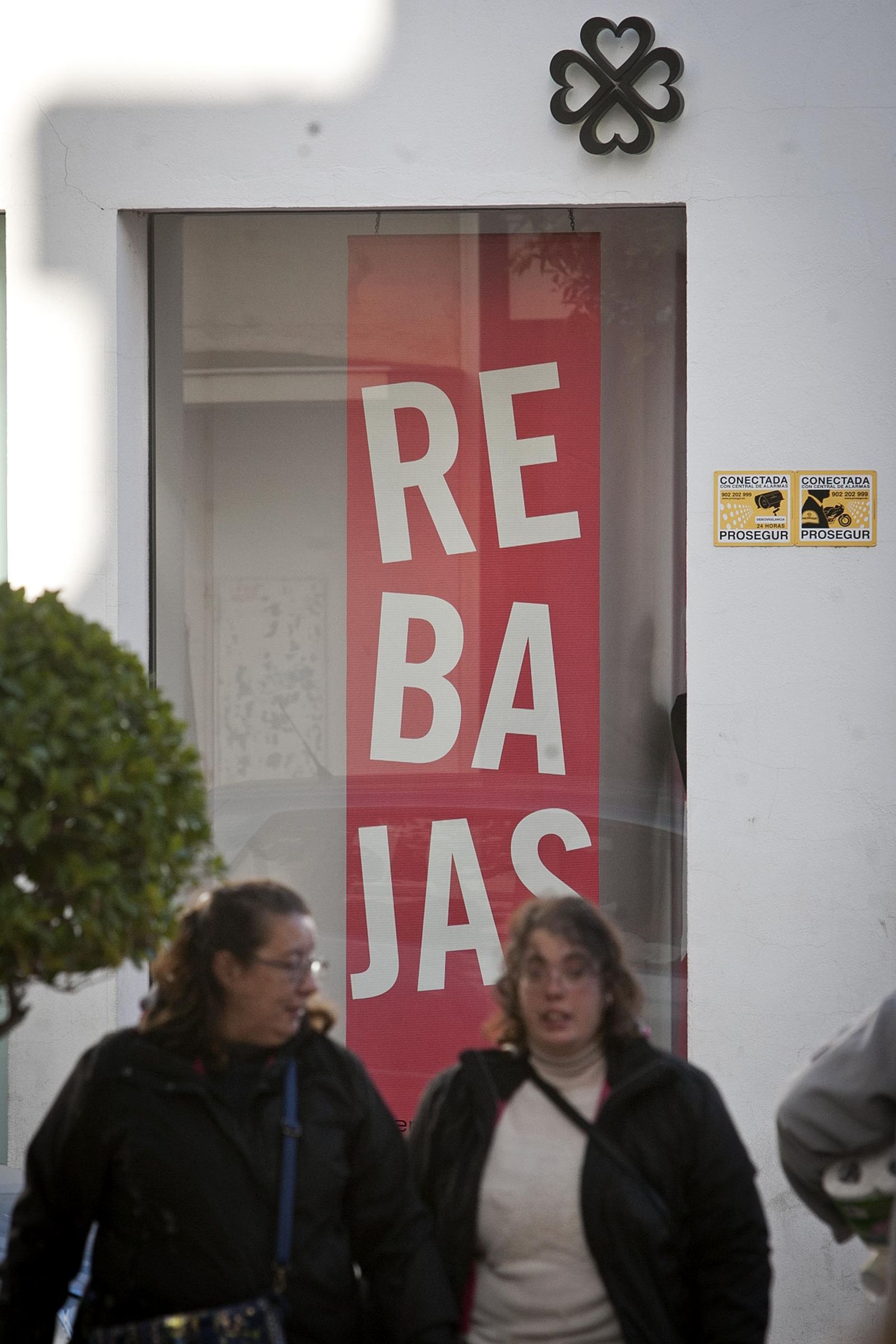 Ambiente de rebajas en el centro comercial Bahía Sur.