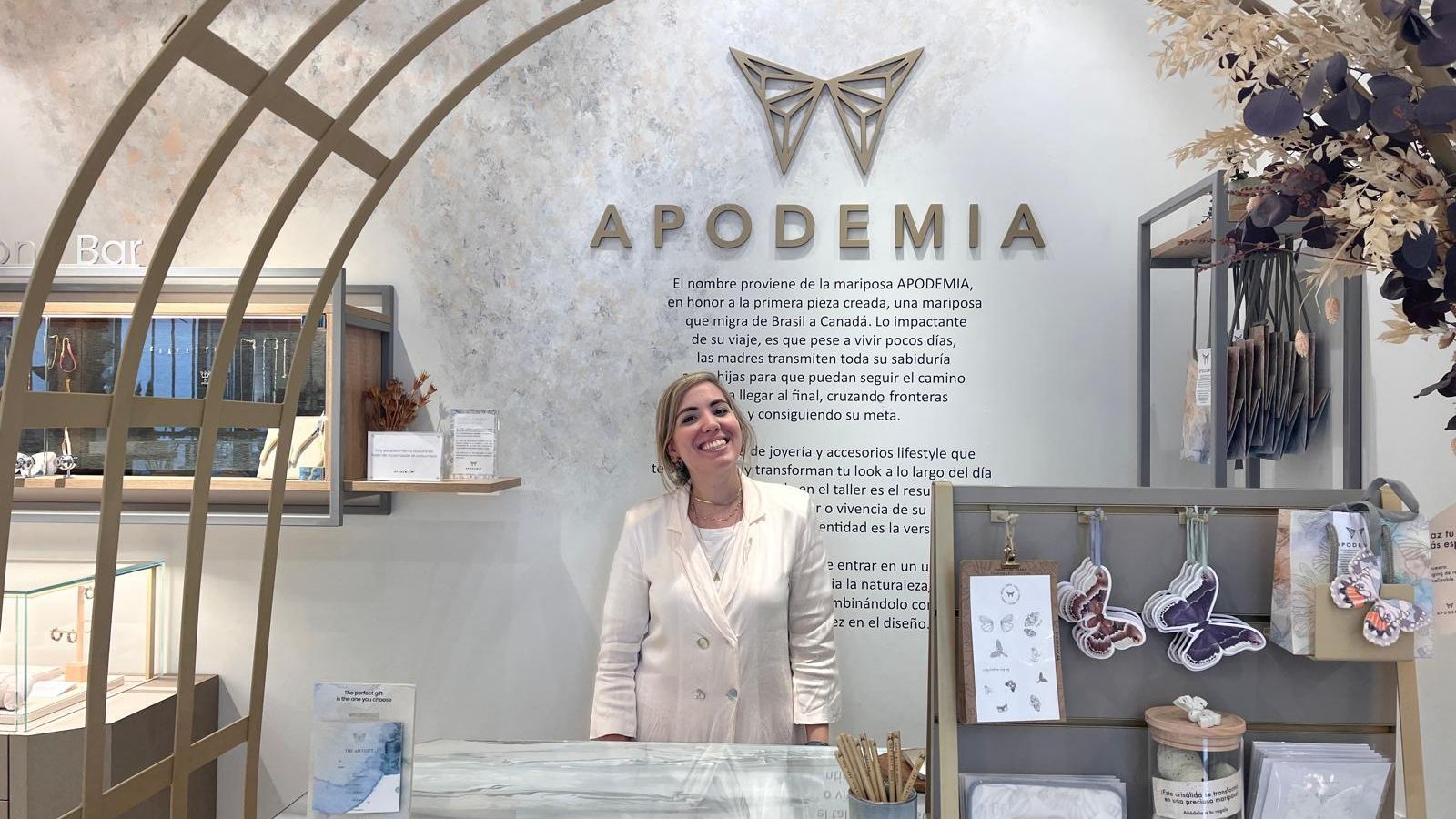 Irene, empleada en la Joyería Apodemia