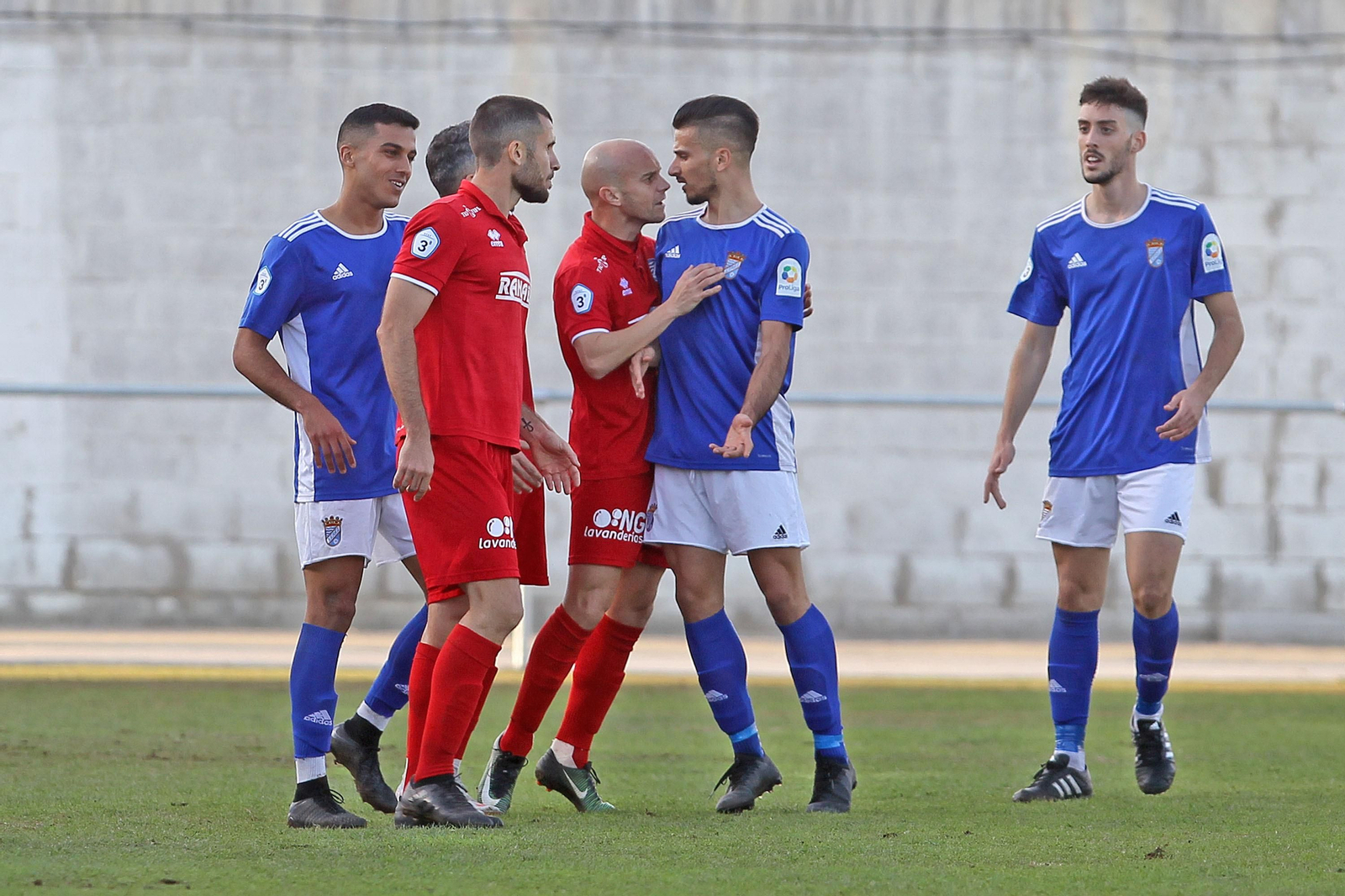Javi Casares y Parra, frente a frente en el derbi de la primera vuelta en La Juventud.