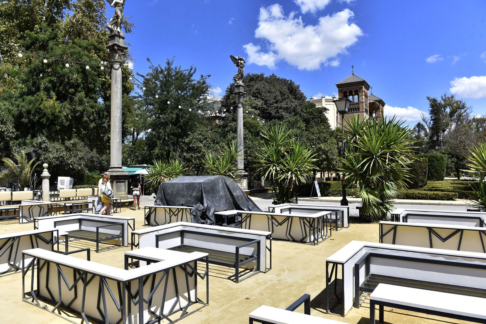 La terraza de Bilindo formada por sillas y mesas ocupa una zona de la Plaza de América.