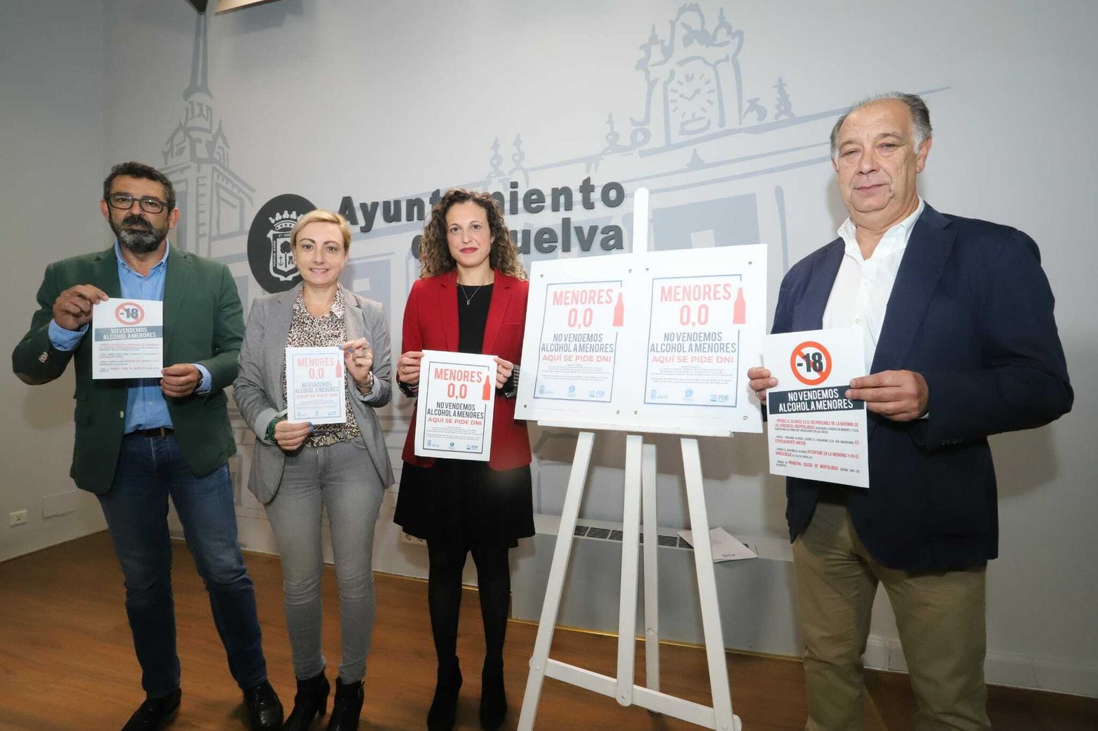Los ediles Luis Albillo, Tania González y María José Pulido, con el presidente de Huelva Comercio, Antonio Gemio, en la presentación de la campaña esta mañana.