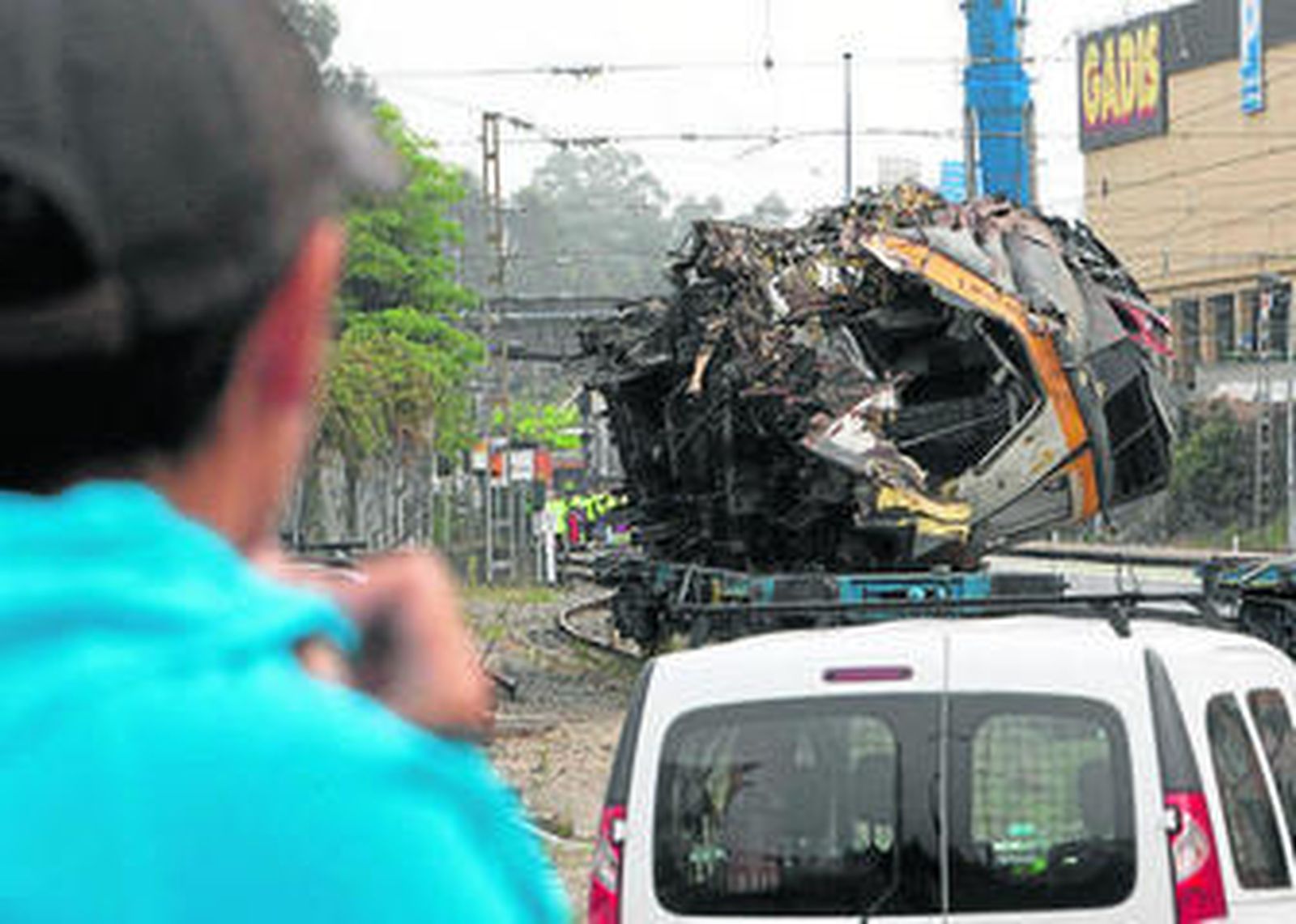 La cabeza tractora del tren siniestrado es retirada a una vía de la estación de O Porriño.