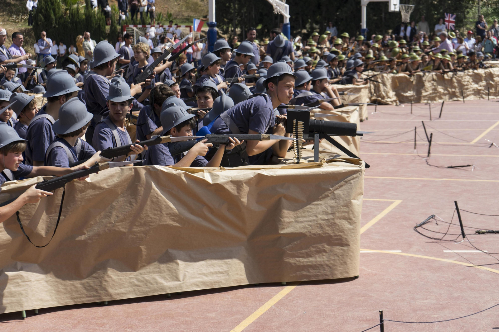 Los alumnos en el patio de El Romeral.