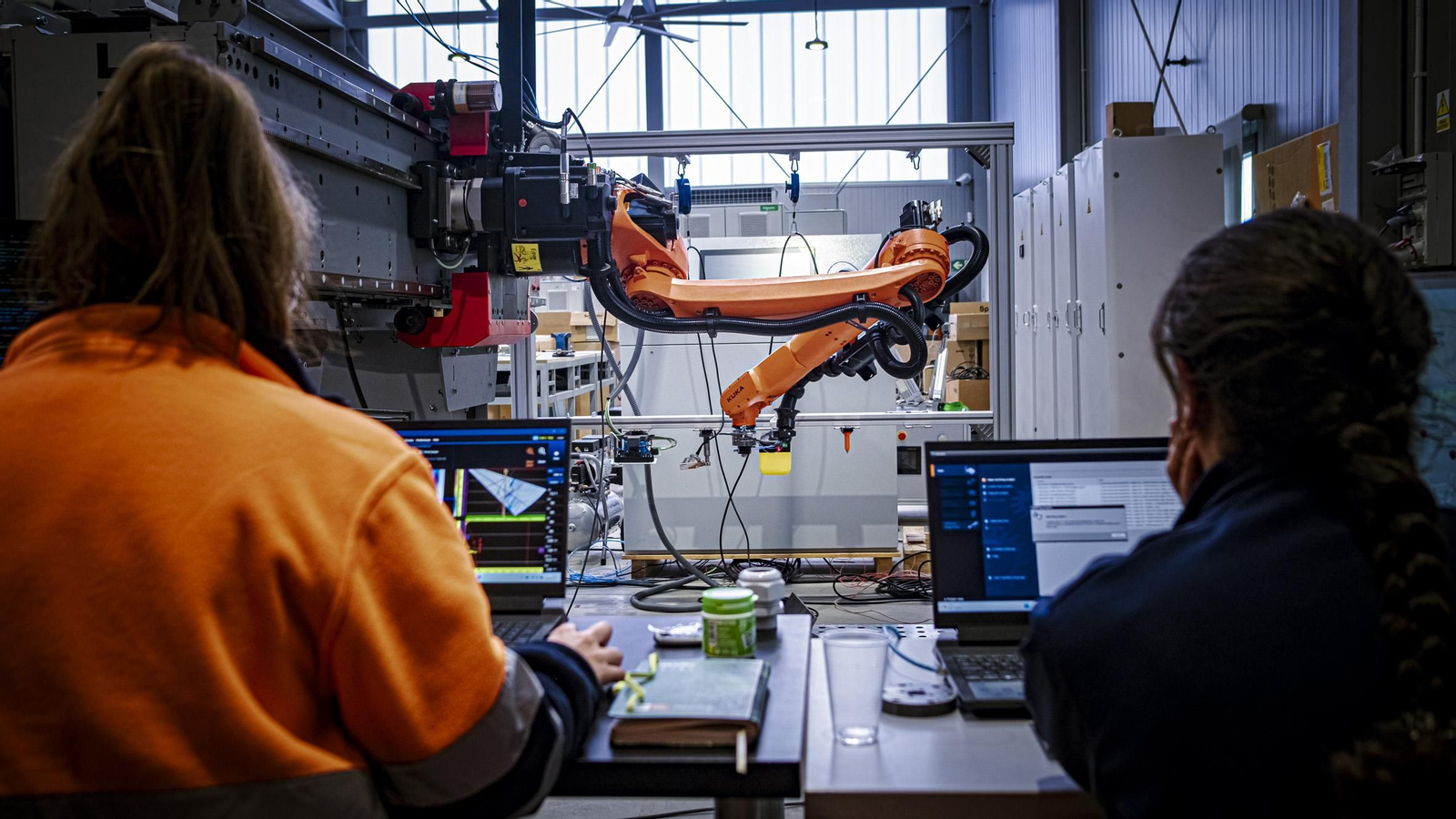 Trabajos sobre automatización y robotización en la empresa gaditana Surcontrol.