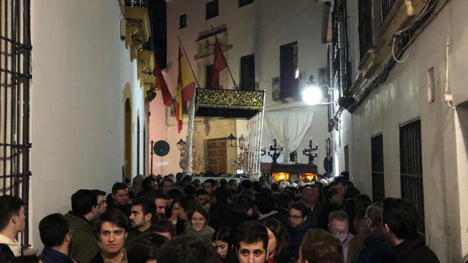Numerosos de curiosos y cofrades, presentes en la prueba de la Expiración. Numerosos de curiosos y cofrades, presentes en la prueba de la Expiración.