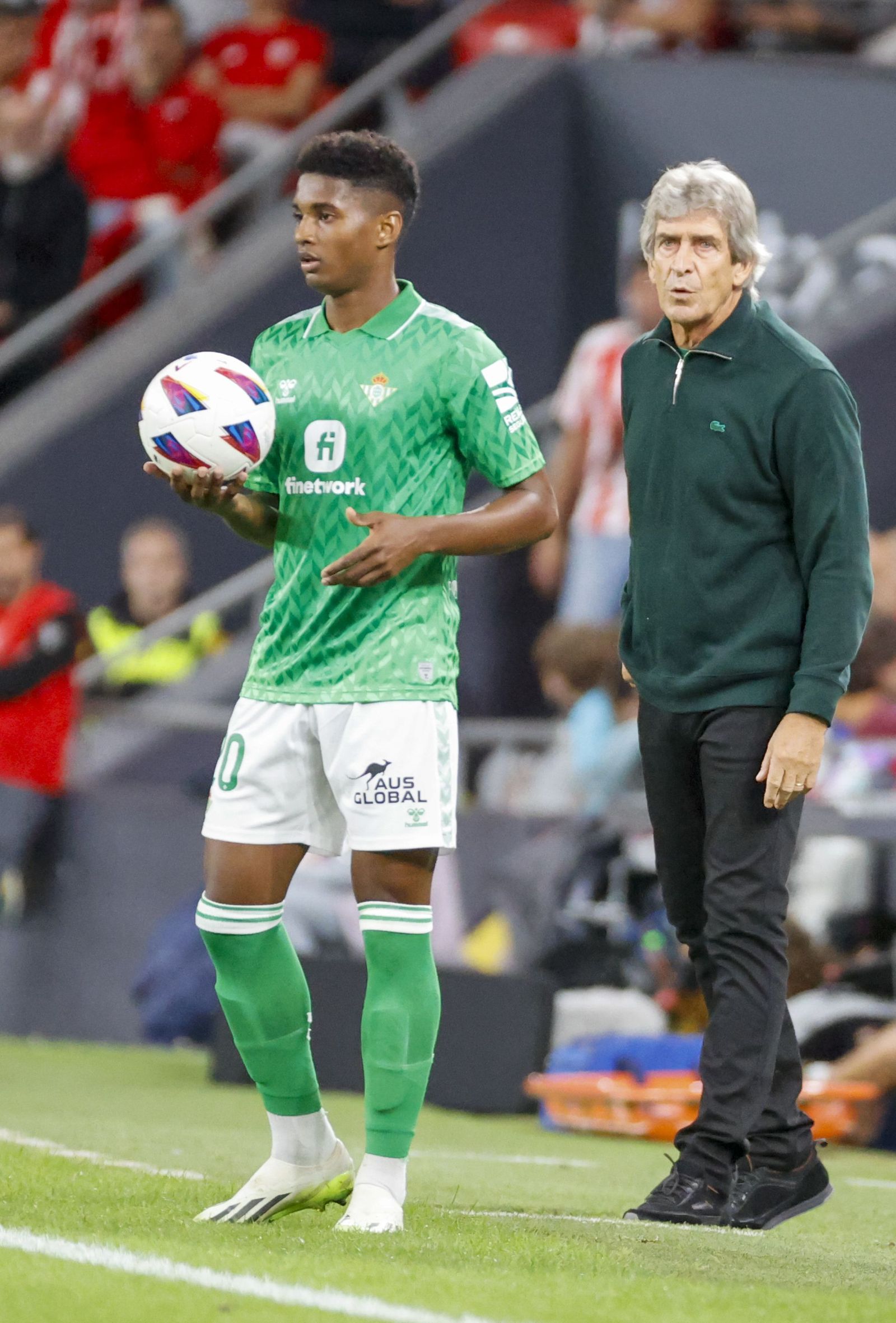 Pellegrini observa cómo Abner se dispone a sacar de banda.