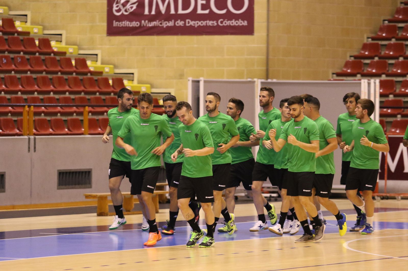 Los jugadores del Itea Córdoba calientan antes de un partido de esta temporada.