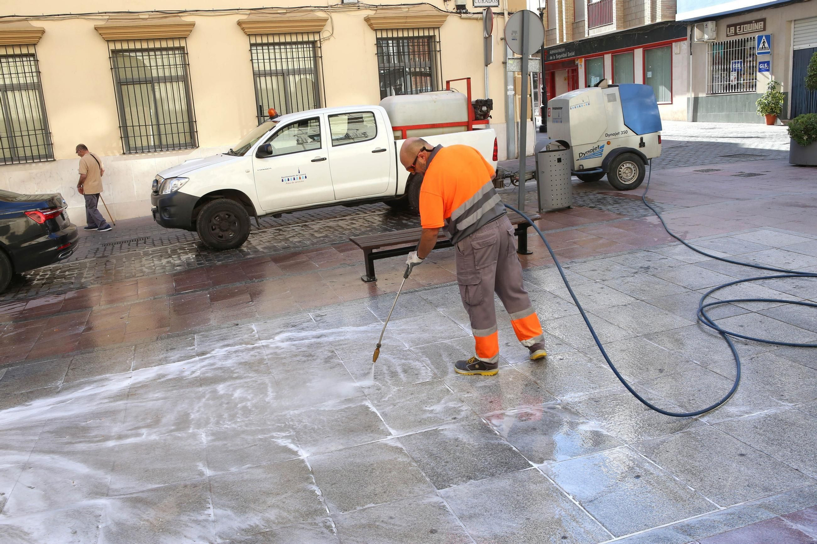 Equipo de limpieza en las calles de Lucena.