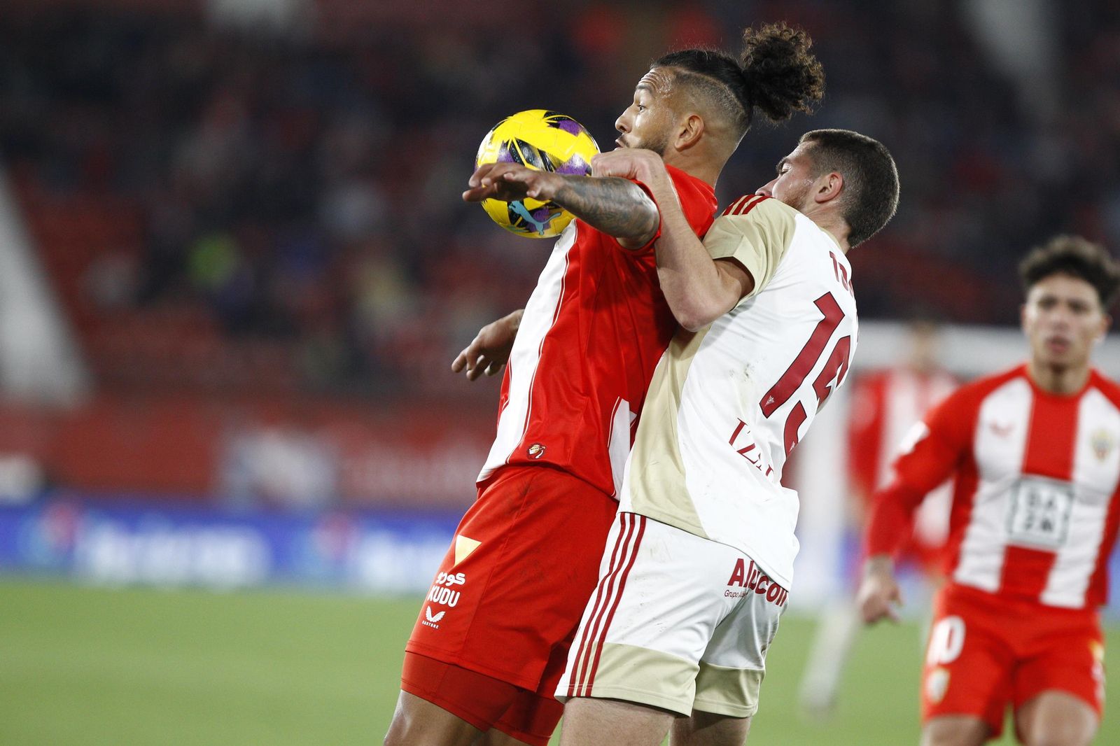 La U.D. Almería se impone por 1-0 al C.D. Mirandés y alcanza la segunda plaza, en imágenes