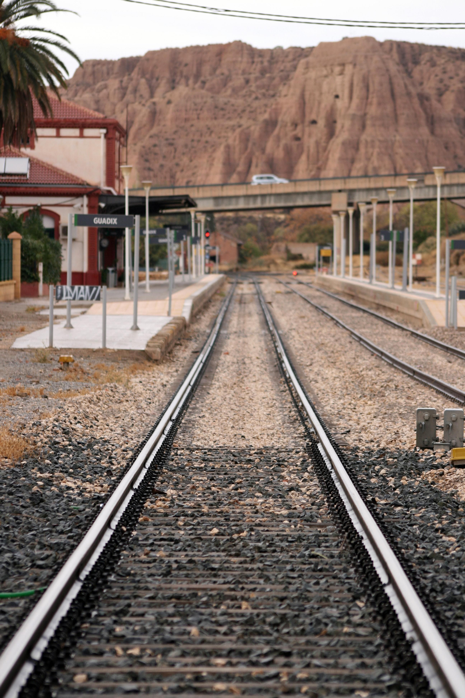 Fotos: el patrimonio ferroviario abandonado de la línea de tren Guadix-Baza-Lorca