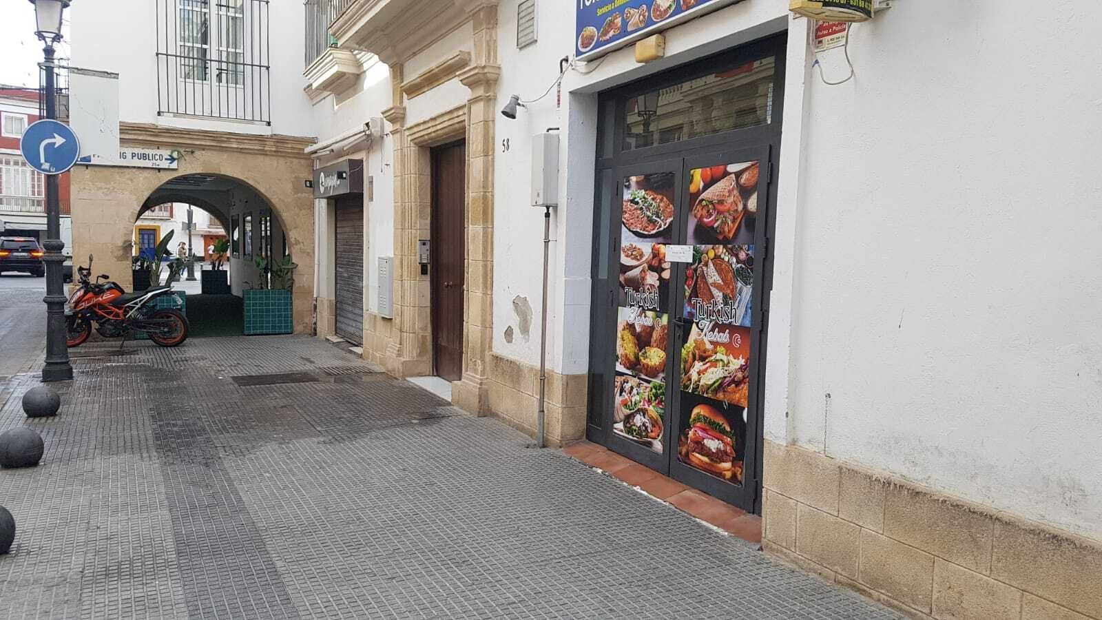 El establecimiento precintado, en la calle Ribera del Río de El Puerto.