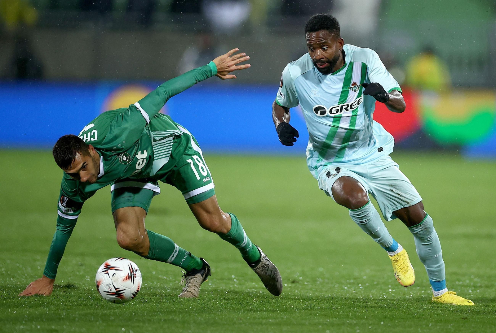 Bakambu acelera ante Chochev.