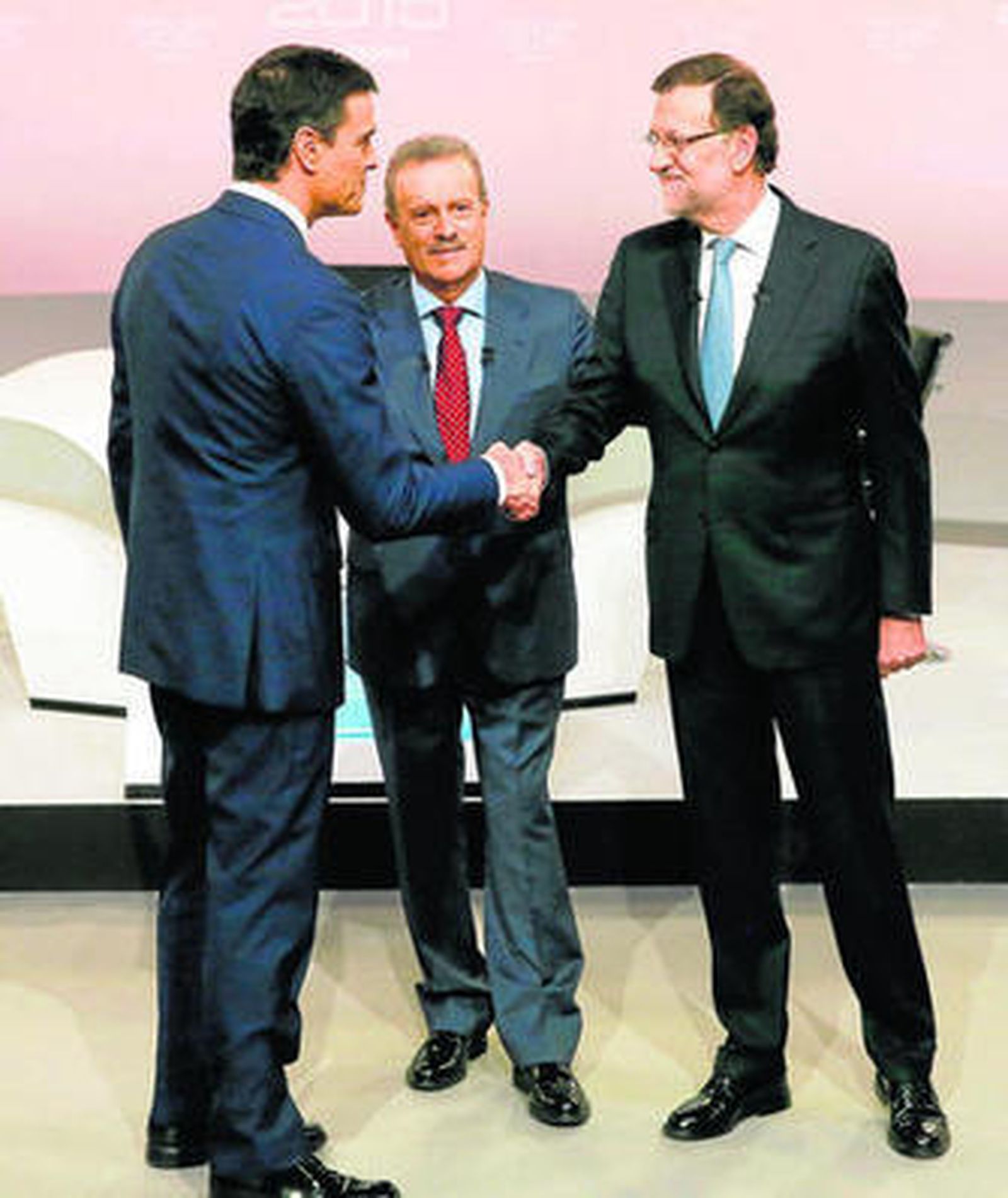 Los candidatos se saludan al inicio del debate ante la mirada de Campo Vidal, presidente de la Academia.