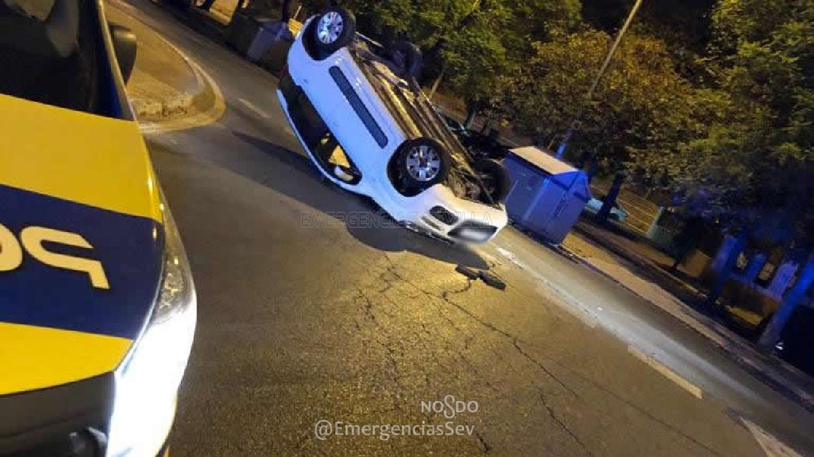 Estado en el que quedó el vehículo en mitad de la calzada.