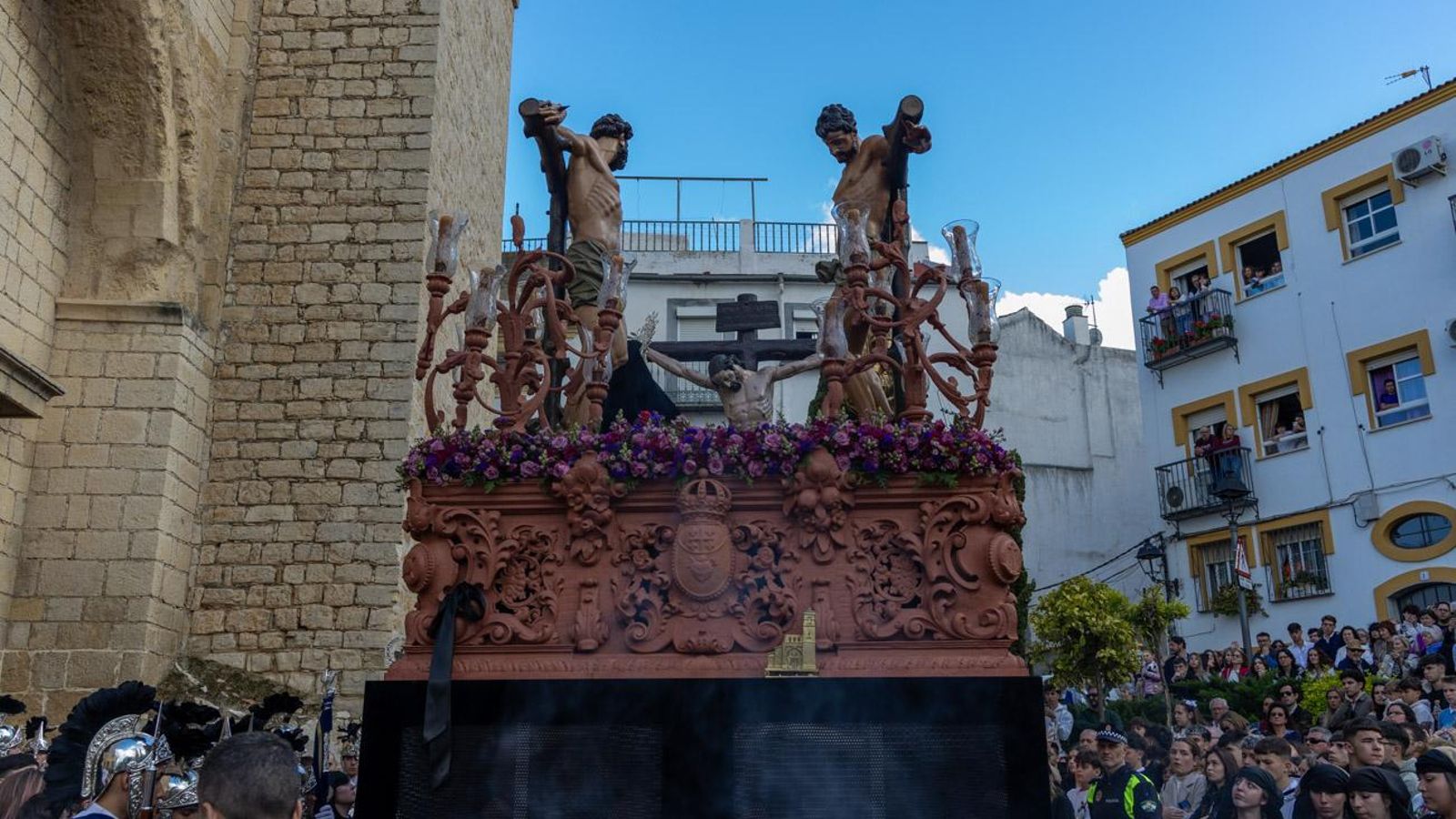 Luto y duelo en la noche del Viernes Santo, en imágenes